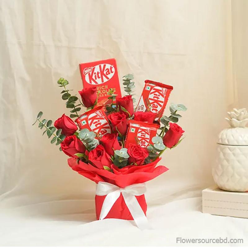 Sweet Love – Red Roses & KitKat Mini Bouquet
